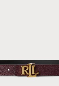 Μπορντό δερμάτινη ζώνη με υφή και έντονη χρυσή μεταλλική λεπτομέρεια με το λογότυπο "RL". Λείο μαύρο εσωτερικό.