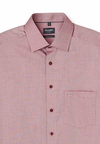 Modernes Button-Down-Hemd für Herren in strukturiertem, hellrotem Stoff mit Brusttasche und klassischem Kragen.