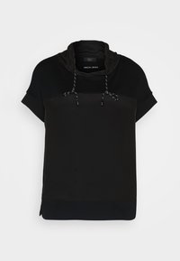 Top deportivo negro con cuello drapeado, manga corta y detalles de cordón. Presenta una textura suave y un corte relajado.