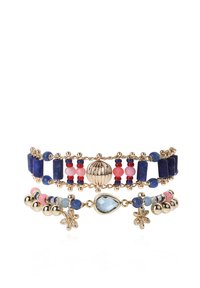 Bracelet multi-brins mettant en vedette de la lapis-lazuli bleue, des perles rouges et roses, des accents dorés, et un charm décoratif en forme de fleur avec une pierre précieuse bleue.