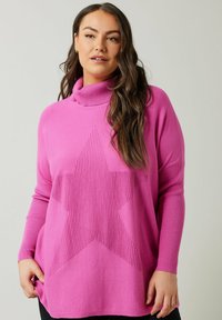 Maglione a collo alto rosa con un grande motivo a stella testurizzato al centro. Tessuto morbido a maglia con maniche lunghe e vestibilità comoda.
