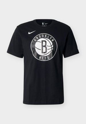 T-shirt noir à manches courtes avec logo de basketball Brooklyn Nets blanc centré, swoosh Nike sur la poitrine côté droit en haut.