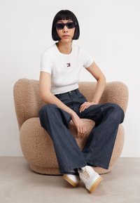 Tommy Jeans BADGE - T-Shirt basic - white