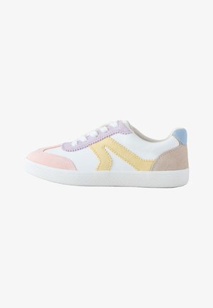 Biały niski sneaker z pastelowymi akcentami zamszowymi w kolorach różu, żółci, lawendy, beżu i niebieskiego oraz białymi sznurowadłami na białej podeszwie.