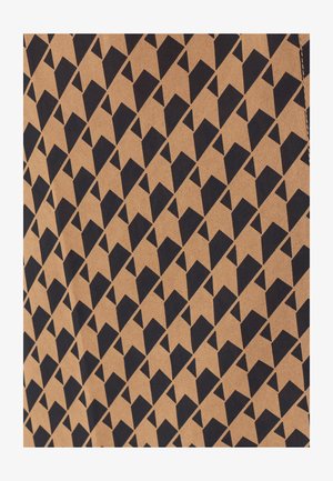 Rjava tkanina s geometrijskim vzorcem črnih trikotnikov, ki ima teksturirano površino in dosleden razpored oblik.
