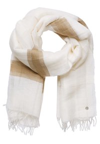 Écharpe blanche douce avec de larges rayures beige et des franges aux extrémités, pliée en boucle lâche, comportant une petite étiquette logo métallique à une extrémité.