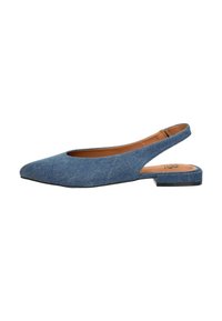 Slingback ballerina's van blauwe denim, met een puntige neus, lage hak en een open achterkant, afgewerkt met een gestructureerde stof.
