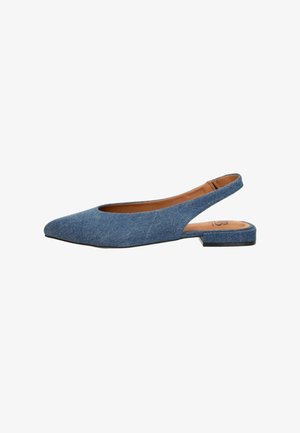 Slingback ballerina's van blauwe denim, met een puntige neus, lage hak en een open achterkant, afgewerkt met een gestructureerde stof.