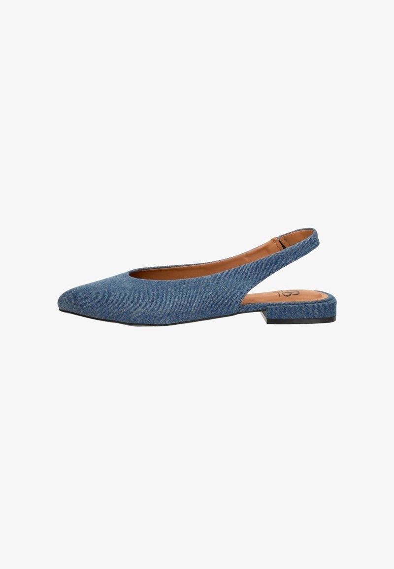 Slingback ballerina's van blauwe denim, met een puntige neus, lage hak en een open achterkant, afgewerkt met een gestructureerde stof.