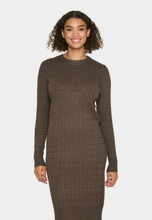 Robe en tricot côtelé marron à manches longues et col rond, avec une coupe ajustée qui s'affine vers le bas.