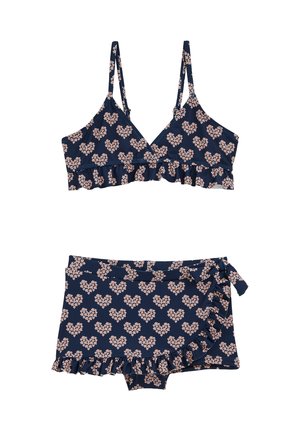 Ensemble de bain bleu marine comprenant un haut à motifs de cœurs avec volants et bretelles réglables. Le bas est de style portefeuille avec des volants et un lien à nouer.