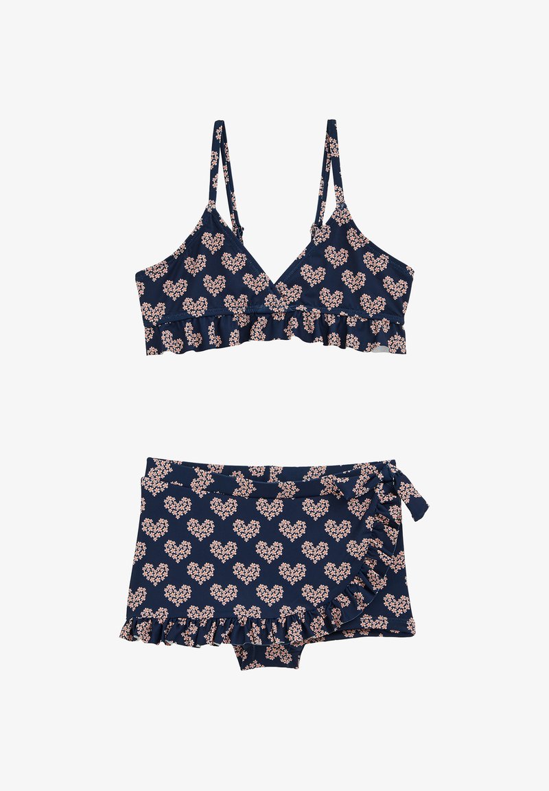 Ensemble de bain bleu marine comprenant un haut à motifs de cœurs avec volants et bretelles réglables. Le bas est de style portefeuille avec des volants et un lien à nouer.
