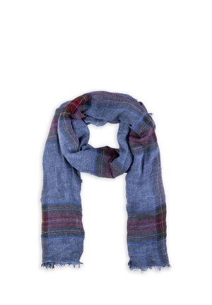 Niebieski szalik z poziomymi czerwonymi, brązowymi i niebieskimi kratowymi paskami, luźno złożony z postrzępionymi krawędziami na białym tle.