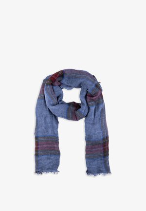 Niebieski szalik z poziomymi czerwonymi, brązowymi i niebieskimi kratowymi paskami, luźno złożony z postrzępionymi krawędziami na białym tle.