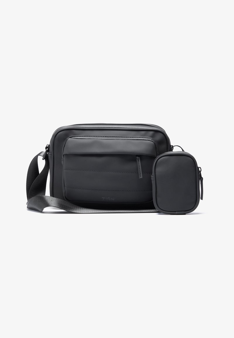 Sac bandoulière rectangulaire noir avec poche avant zippée et petite pochette zippée attachée, présenté sur fond blanc.