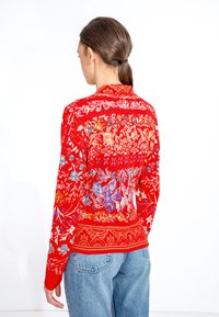Ivko JACQUARD ANDALUSIA PATTERN - Vesta na kopčanje - red