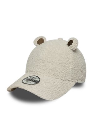 Flauschige beige Kappe mit Ohrenakzenten, weicher Textur, gebogenem Schirm und einem runden Logo-Patch auf der Vorderseite. Geeignet für Jugendgrößen.