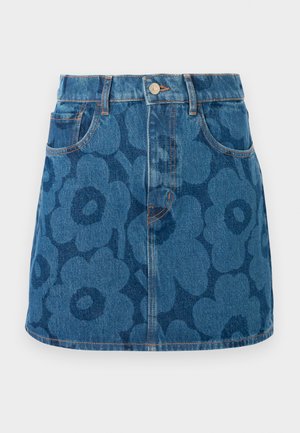 Blå denimminiskjørt med blomsterprint, fem lommer, knappelukking samt diskret kontrastsøm i kanten og på midjen.