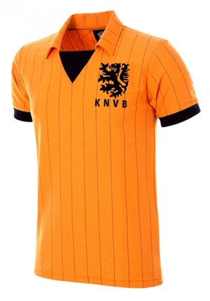 Oranje poloshirt met korte mouwen met dunne verticale strepen, zwarte kraagafwerking en zwart leeuwenembleem met tekst "KNVB" op de borst.