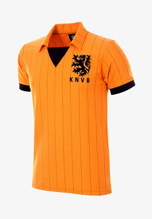 Polo arancione a maniche corte con sottili righe verticali, bordatura nera sul colletto ed emblema nero del leone con testo "KNVB" sul petto.