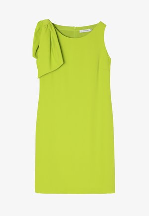 Felle groene mouwloze jurk met een strikaccent op één schouder, gemaakt van een gladde stof, met een recht model en een discreet zijvak.