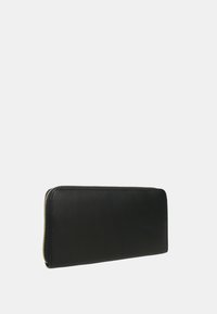 Schwarze Lederbörse mit einer strukturierten Oberfläche, rechteckiger Form und goldfarbenem Reißverschlussdetail entlang der oberen Kante. Sauberes Design, keine sichtbaren Beschläge.