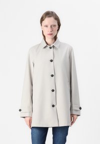 Cappotto grigio chiaro con chiusura a bottoni, grandi bottoni neri e colletto classico. Presenta maniche lunghe e un design a taglio dritto.