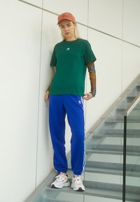 adidas Originals REGULAR PANTS - Joggebukse - semi lucid blue