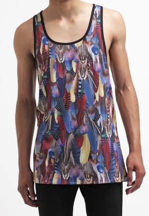 Débardeur multicolore avec un motif de plumes en bleu, rouge, jaune et noir, doté d'un col rond et d'une bordure noire.