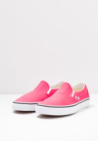 Vans UA CLASSIC SLIP-ON - Slip-ons - knockout pink/true white