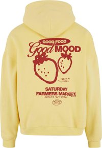 Žlutá bavlněná mikina s kapucí a červeným grafickým designem se strawberry, texty „Dobré jídlo“ a „Dobrá nálada“ a uvolněným střihem.