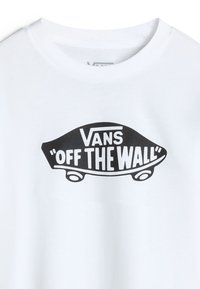 Bílý bavlněný tričko s černým grafickým logem skateboardu a textem "Vans 'OFF THE WALL'" tučným písmem.