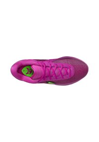Zapatilla deportiva morada con una parte superior texturizada, cordones planos y una plantilla verde. Presenta un diseño delgado y una puntera reforzada.