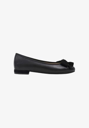 Ballerines en cuir noir avec un bout arrondi et un accent de nœud décoratif sur le devant. Elles ont un petit talon plat et une texture lisse.