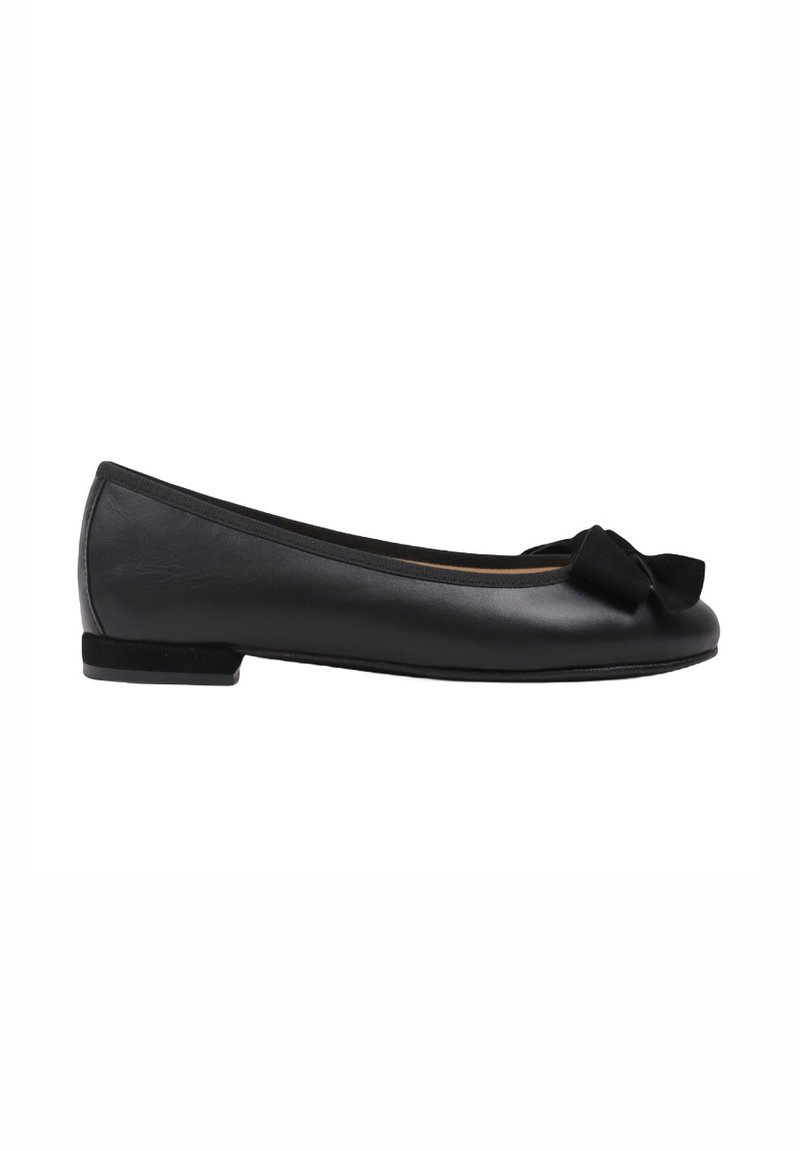 Bailarina de cuero negro con puntera redondeada y un lazo decorativo en la parte delantera. Presenta un tacón bajo y plano, y una textura suave.
