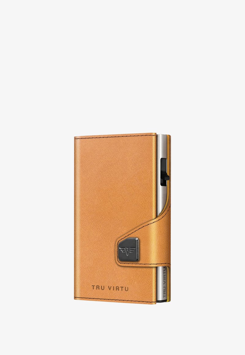 Portafoglio Tru Virtu in pelle testurizzata color tan, forma rettangolare, con inserto metallico con logo, dotato di apertura laterale per l'accesso alle carte.