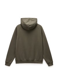 Felpa con cappuccio verde oliva, dal tessuto morbido, maniche raglan e polsini e orlo a costine; presenta un grande cappuccio sul retro.