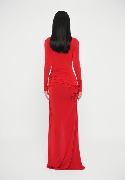 Rode jurk met lange mouwen en een getailleerde silhoutte, geplooide details bij de taille en een vloerlange zoom. Gemaakt van een gladde, elastische stof.
