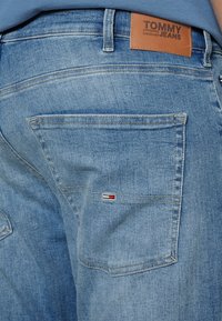 Tommy Jeans Plus Vaqueros tapered - light-blue denim