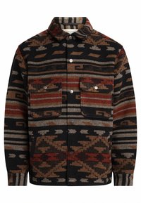 Wollen shirtjack met een zwart, bruin en rood geometrisch patroon. Beschikt over twee borstzakken en een drukknopen sluiting. Textuurstof.