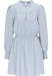 Helles blaues langärmliges Kleid mit hohem Ausschnitt, geraffter Taille und Bündchen, rüschenartigen Stoffdetails auf der Brust und den Ärmeln.
