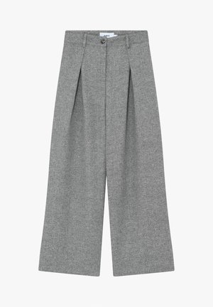 Pantaloni grigi a gamba larga con pieghe frontali, chiusura con bottone e passanti per cintura, esposti su uno sfondo bianco.