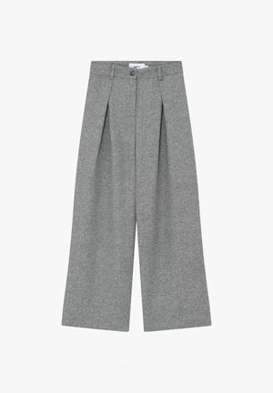 Šedé kalhoty širokého střihu s předními sklady, zapínáním na knoflík a poutky na opasek, prezentované na bílém pozadí.