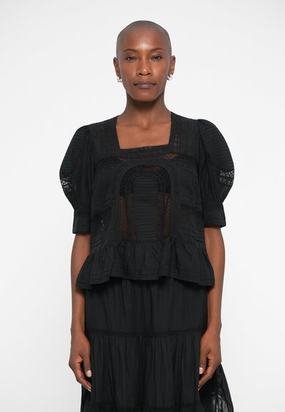 Zwarte gelaagde blouse met korte poefmouwen, textuur van kantdetails en een vierkante halslijn. Zachte stof met een ontspannen pasvorm en een gerimpelde zoom.