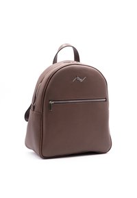 Zaino in pelle marrone con parte superiore arrotondata, tasca frontale con cerniera e una piccola maniglia superiore. Superficie testurizzata con hardware minimale in argento.
