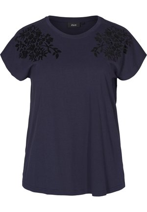 Granatowa koszula z krótkim rękawem i okrągłym dekoltem, z czarnymi kwiatowymi wzorami na obu ramionach, luźny krój i gładki przód.