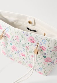 Blumen-Umhängetasche mit einer weißen synthetischen Außenseite, die rosa, lila und grüne botanische Muster zeigt, goldfarbigem Zubehör und einer Reißverschluss-Innentasche.