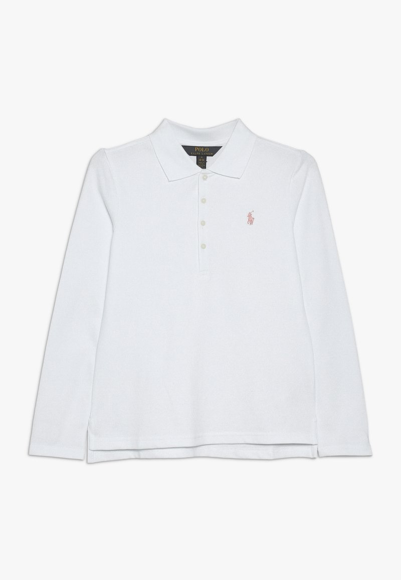 Bílá polo košile s dlouhým rukávem a límečkem, čtyřmi knoflíky a malým růžovým vyšitým logem na levém prsou.