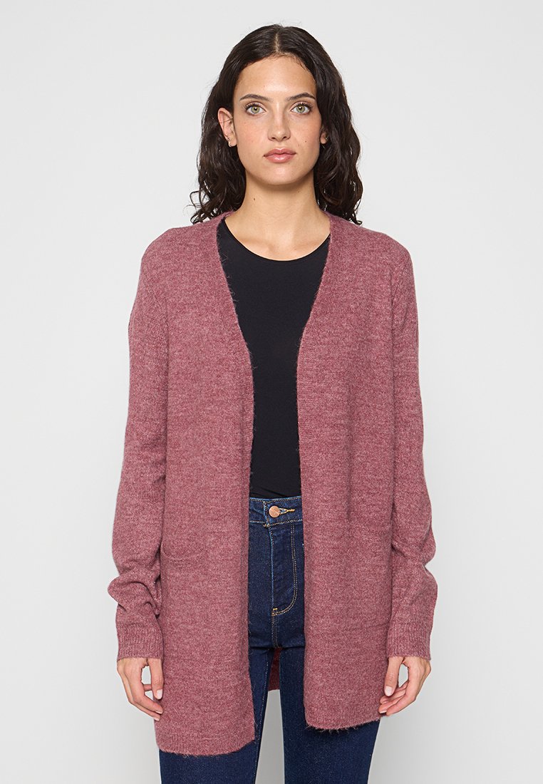 Cárdigan de manga larga en un suave tejido de punto color marrón burdeos, con diseño de frente abierto, que presenta bolsillos laterales y un acabado relajado y texturizado.