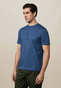 Hackett London Triko s potiskem - dark denim blue